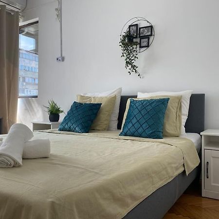 2 Bedroom Apartment With Terrace In City Center Бухарест Экстерьер фото