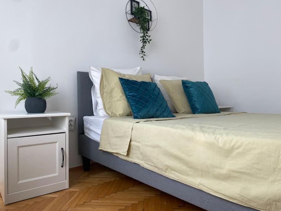 2 Bedroom Apartment With Terrace In City Center Бухарест Экстерьер фото