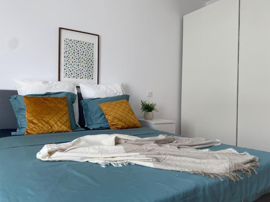 2 Bedroom Apartment With Terrace In City Center Бухарест Экстерьер фото