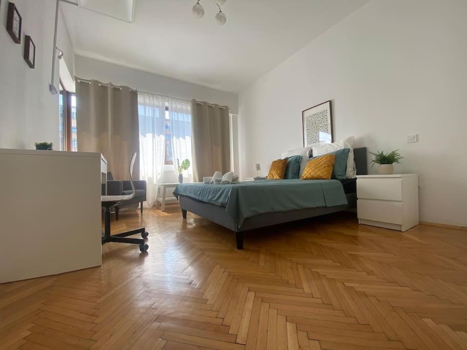 2 Bedroom Apartment With Terrace In City Center Бухарест Экстерьер фото